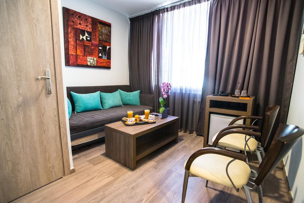 Argo Hotel Piraeus Exterior photo